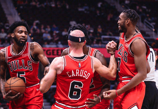 包含转折点芝加哥公牛官宣签约，欧超杯窗口期攻防权衡，媒体盛赞，更衣室氛围转暖的词条